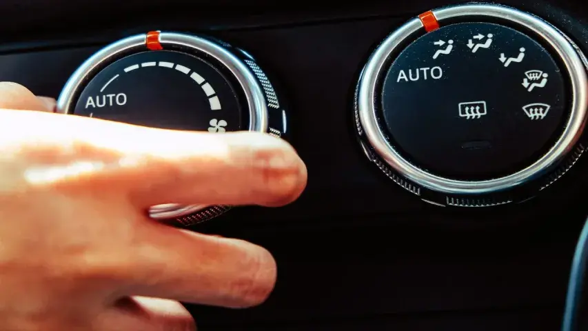Bedienung der automatischen Klimaanlage im Auto