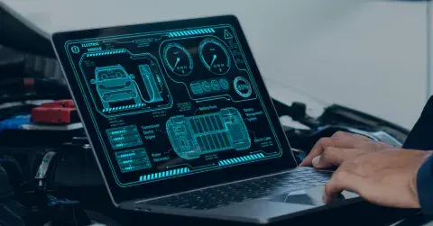 Elektronische Fahrzeugdiagnose auf einem Laptop mit technischen Daten und Grafiken